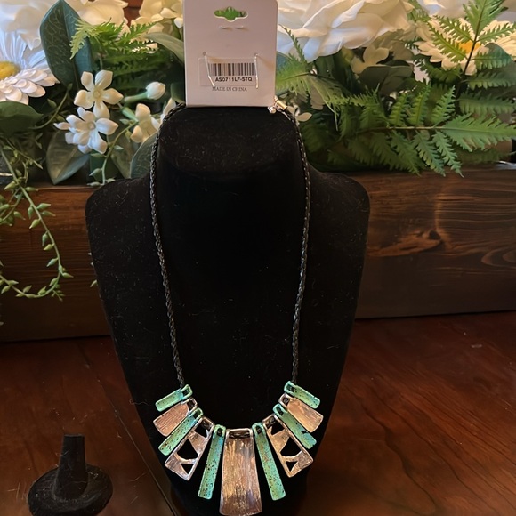 Icon Collection necklace and earrings set. - Picture 4 of 5